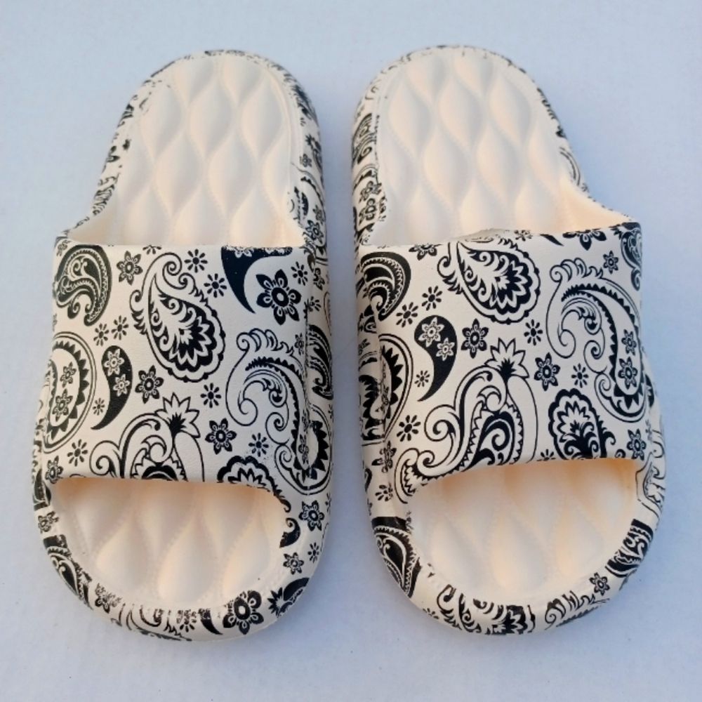 NWOT Paisley Pattern Casual Non-slip Cloud Sleepers/ Slides 38-39